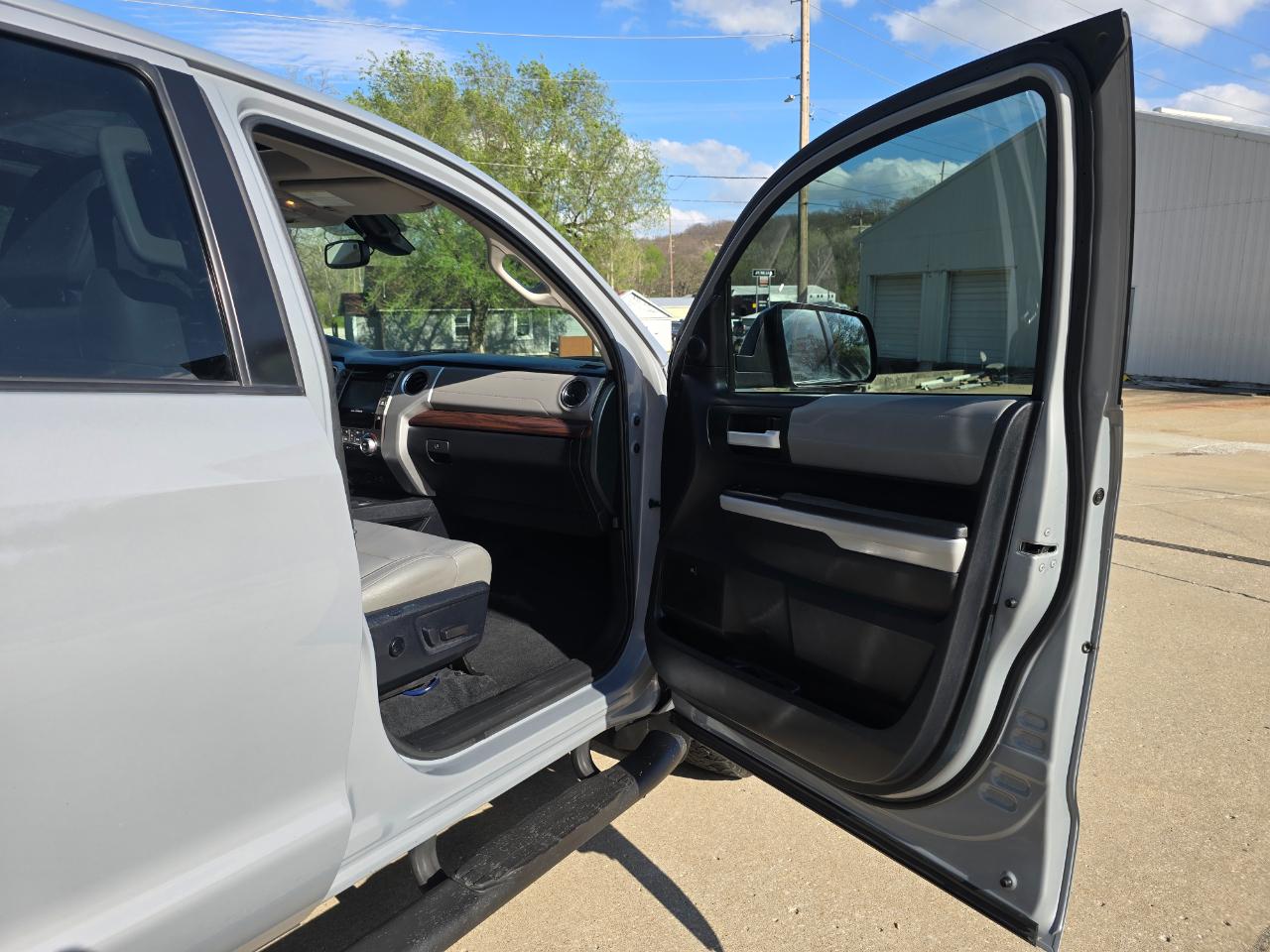 Toyota Tundra Limited 5.7L FFV CrewMax 4WD 2018