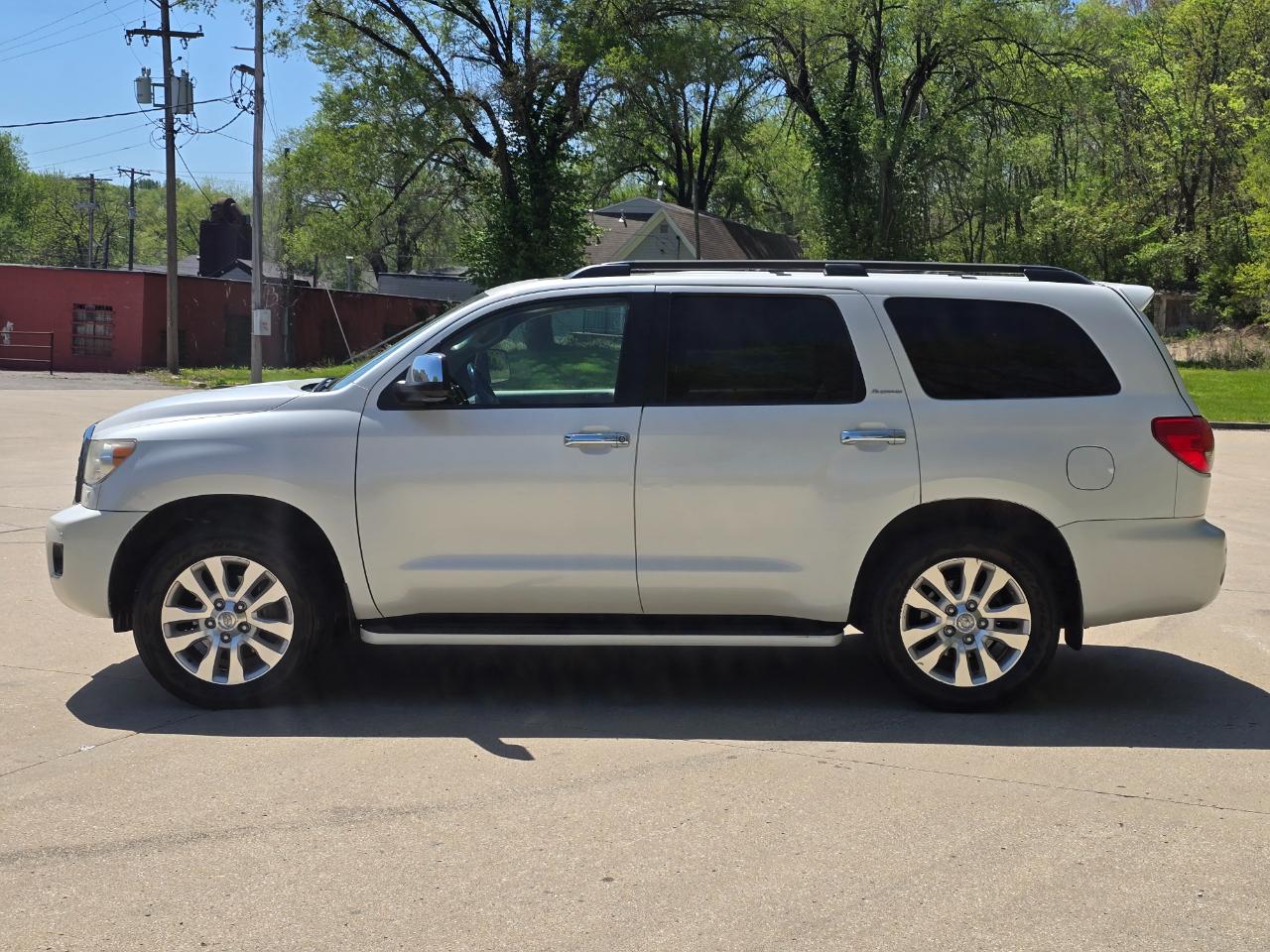 Toyota Sequoia Plantium 4WD FFV 2011