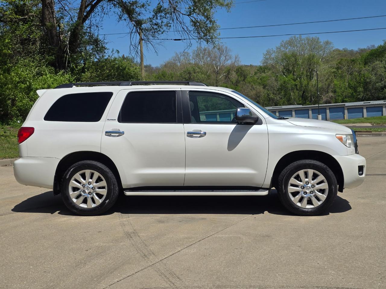 Toyota Sequoia Plantium 4WD FFV 2011