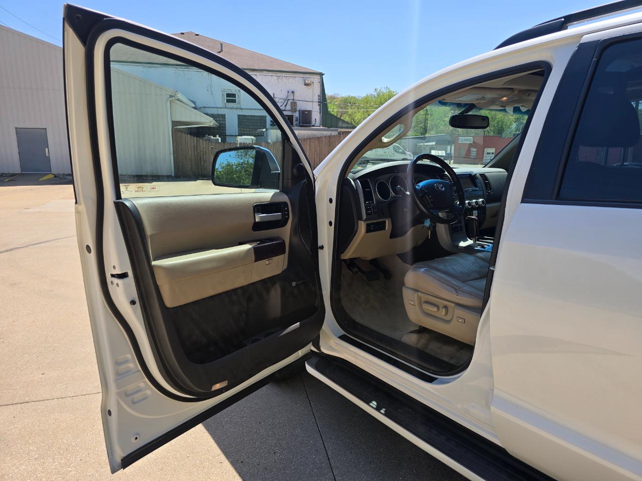 Toyota Sequoia Plantium 4WD FFV 2011