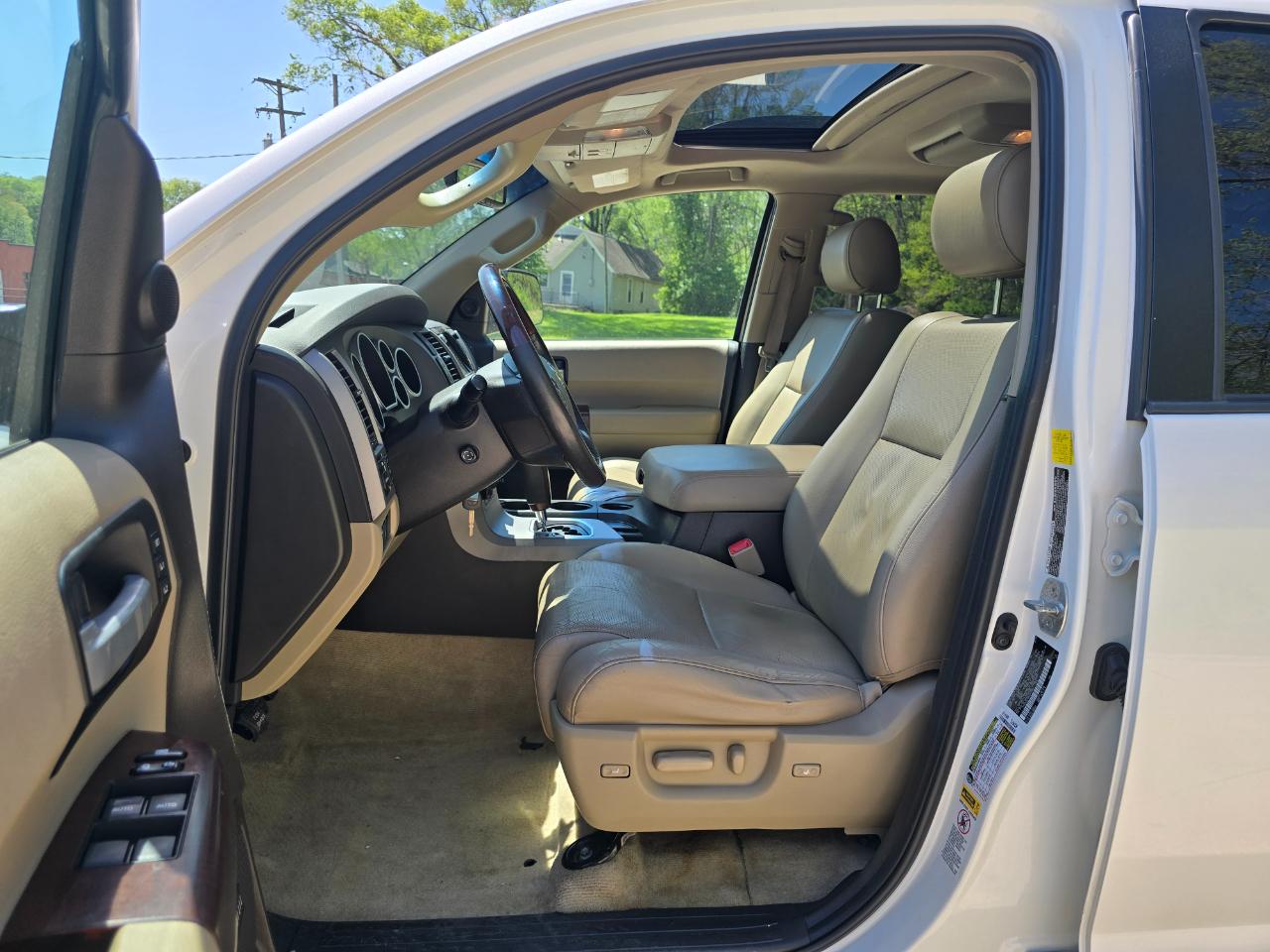 Toyota Sequoia Plantium 4WD FFV 2011