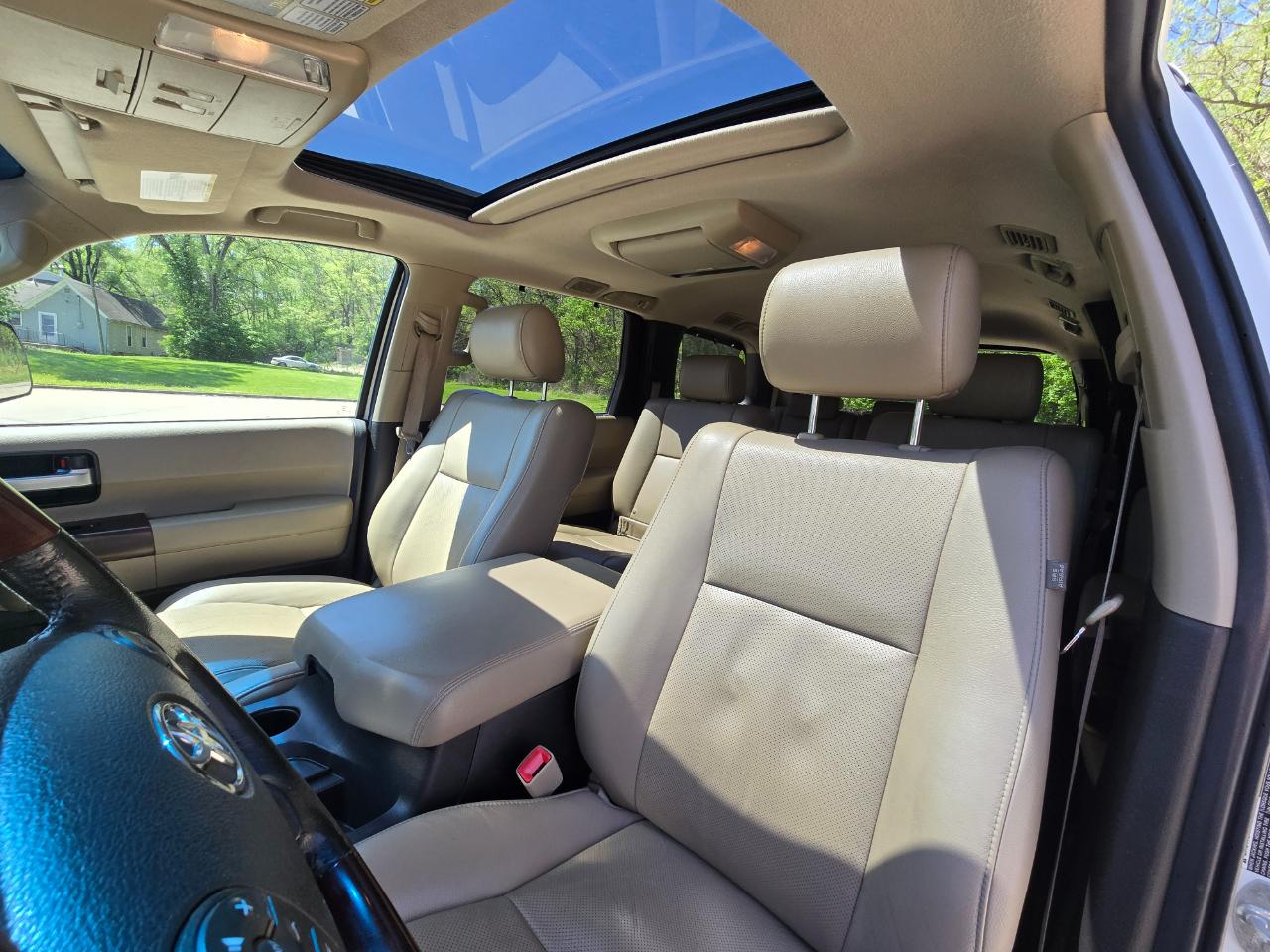 Toyota Sequoia Plantium 4WD FFV 2011