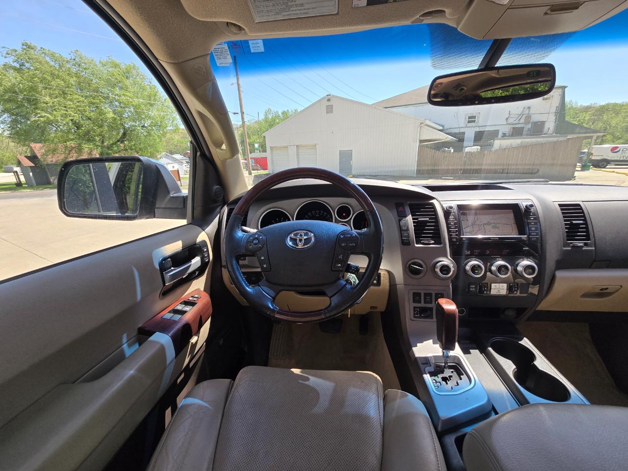 Toyota Sequoia Plantium 4WD FFV 2011