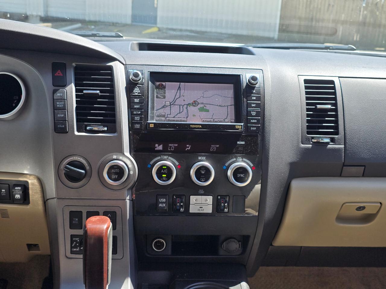 Toyota Sequoia Plantium 4WD FFV 2011