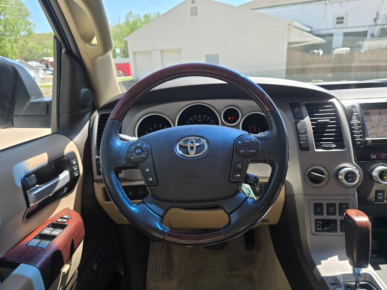 Toyota Sequoia Plantium 4WD FFV 2011