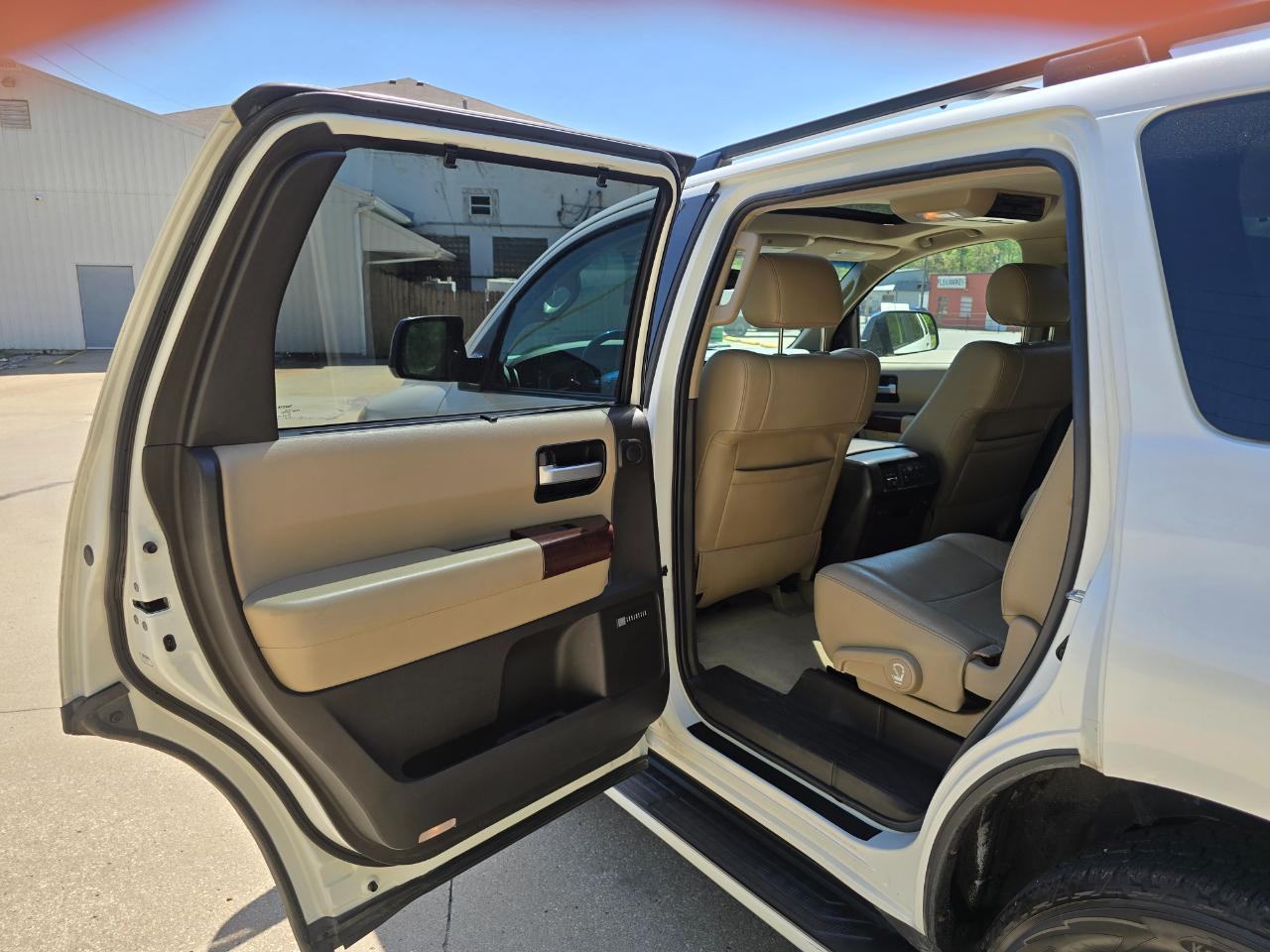 Toyota Sequoia Plantium 4WD FFV 2011