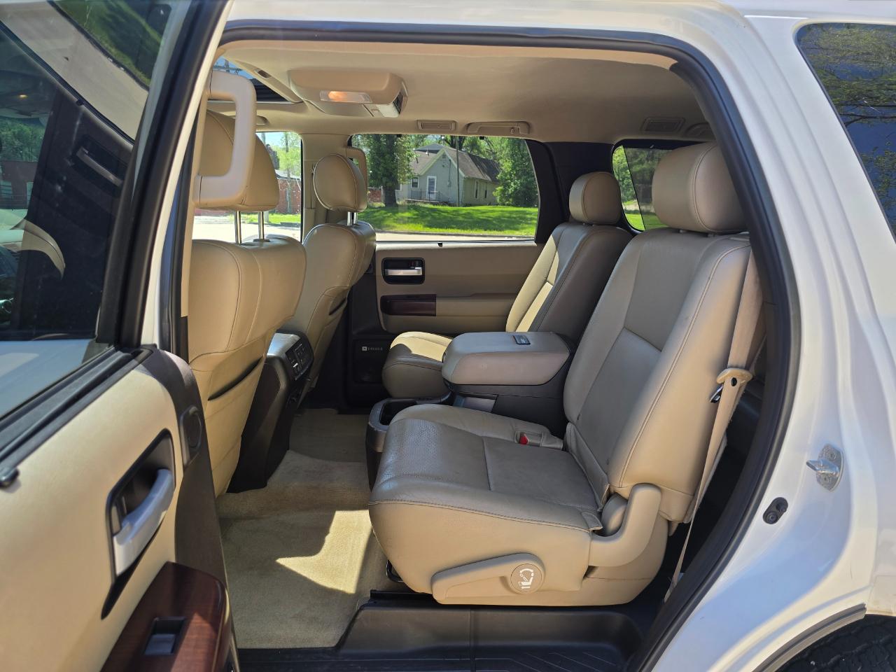 Toyota Sequoia Plantium 4WD FFV 2011