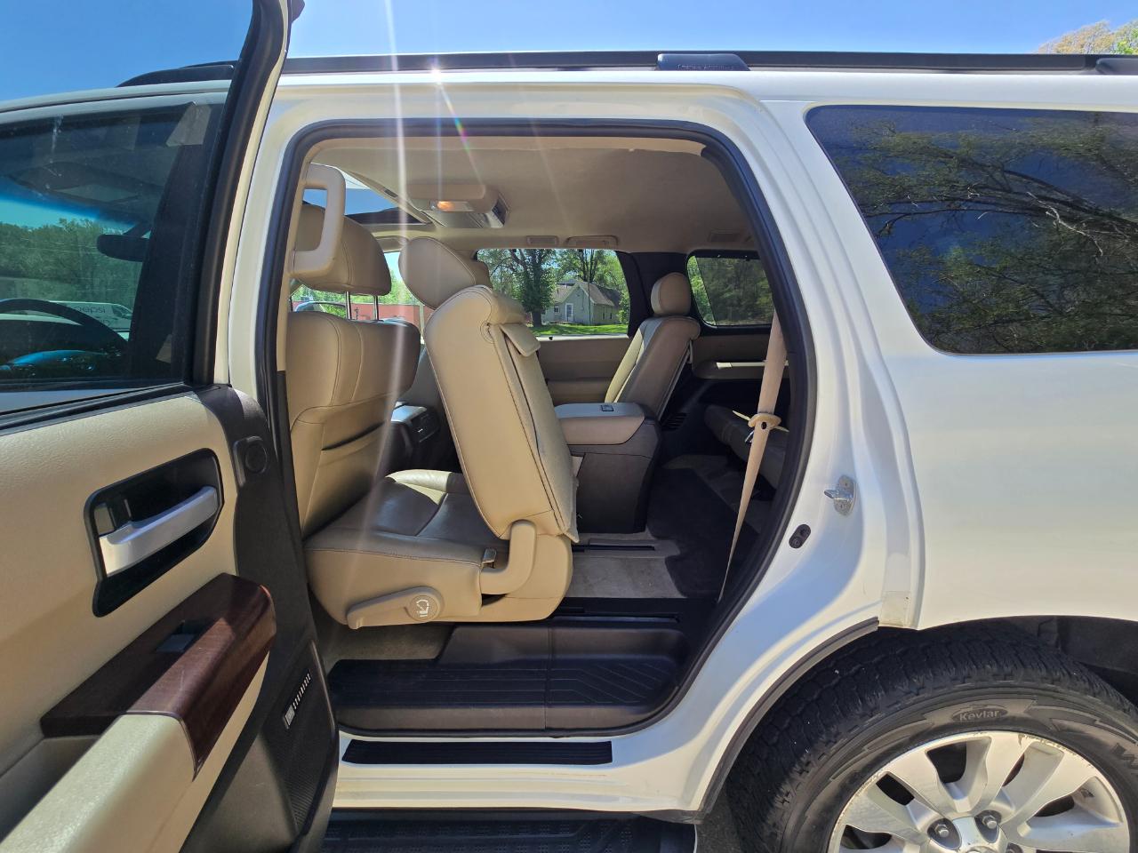 Toyota Sequoia Plantium 4WD FFV 2011