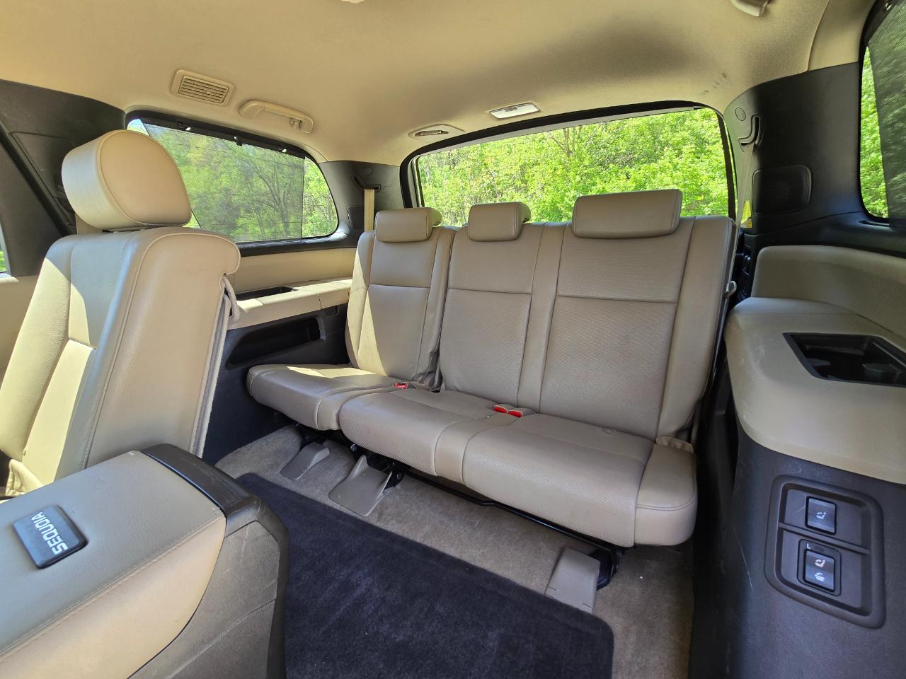 Toyota Sequoia Plantium 4WD FFV 2011