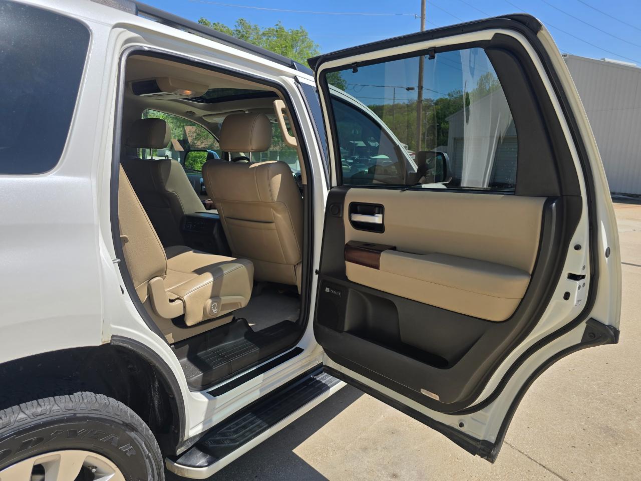 Toyota Sequoia Plantium 4WD FFV 2011