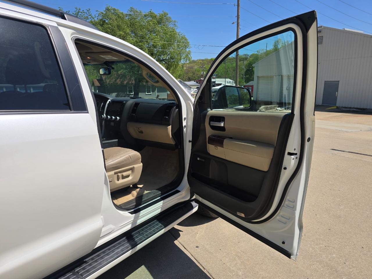 Toyota Sequoia Plantium 4WD FFV 2011