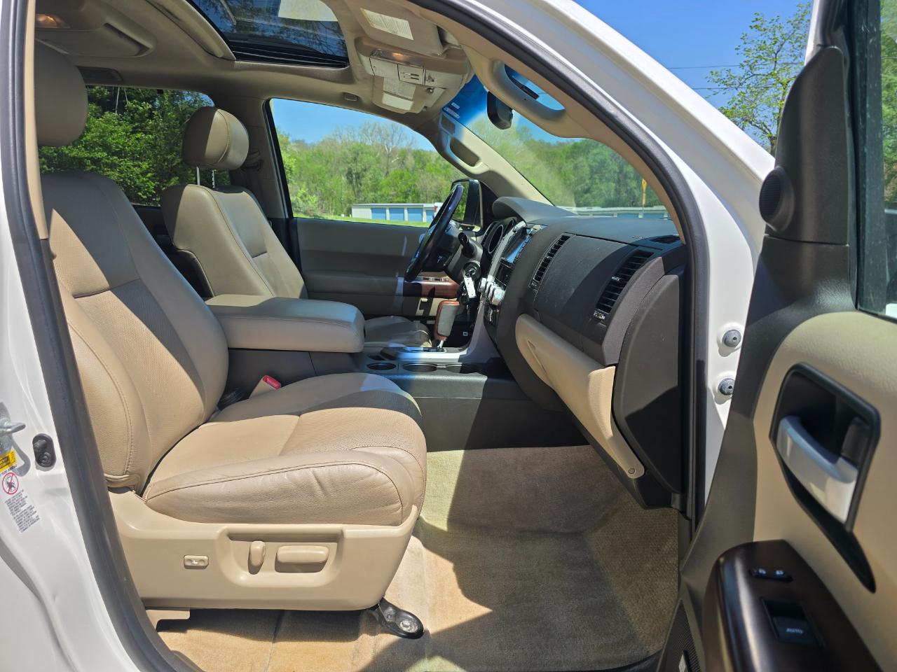 Toyota Sequoia Plantium 4WD FFV 2011