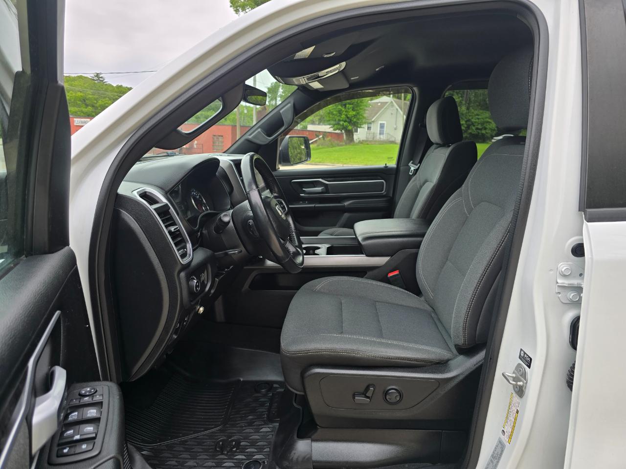 RAM 1500 Big Horn Crew Cab SWB 4WD 2022