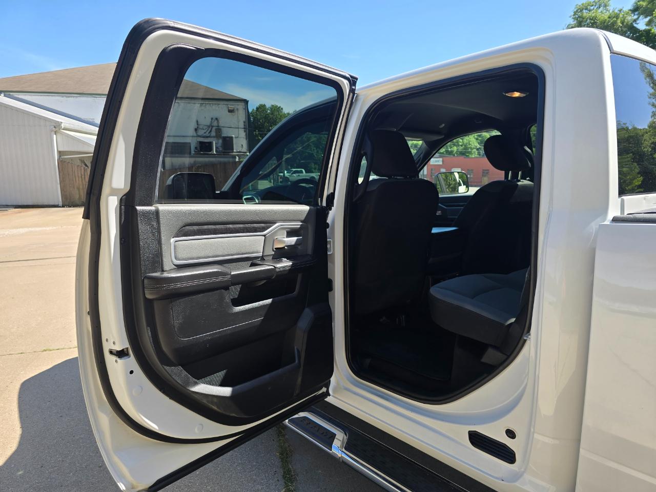 RAM 2500 Big Horn 4x4 Crew Cab 8' Box 2021