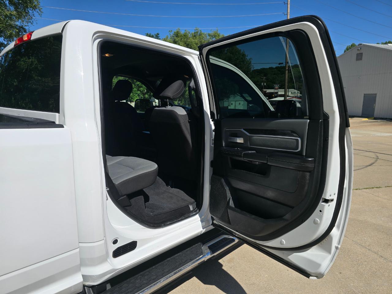RAM 2500 Big Horn 4x4 Crew Cab 8' Box 2021