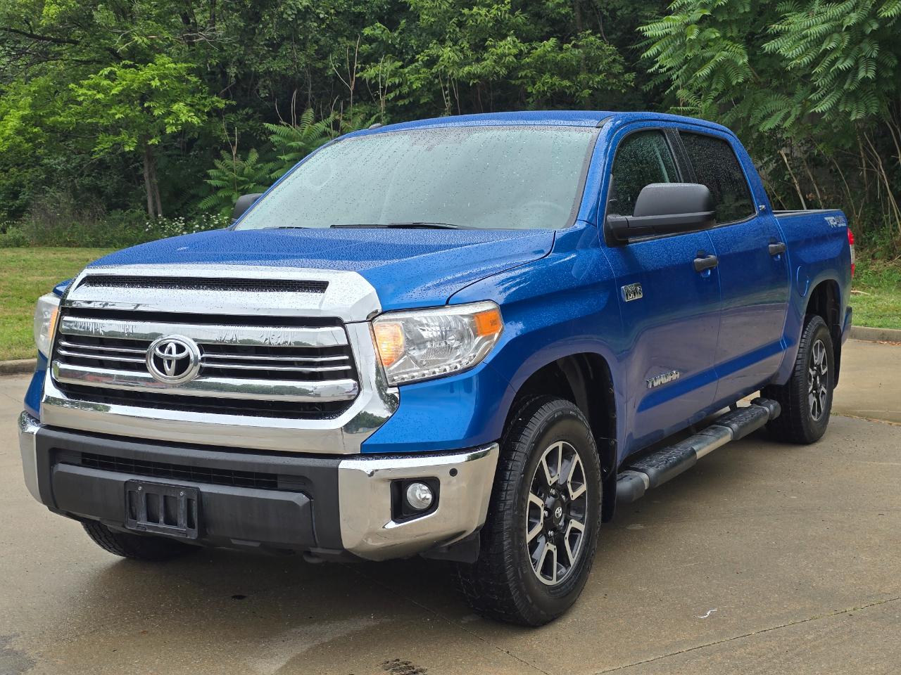 Toyota Tundra SR5 5.7L V8 FFV CrewMax 4WD 2017