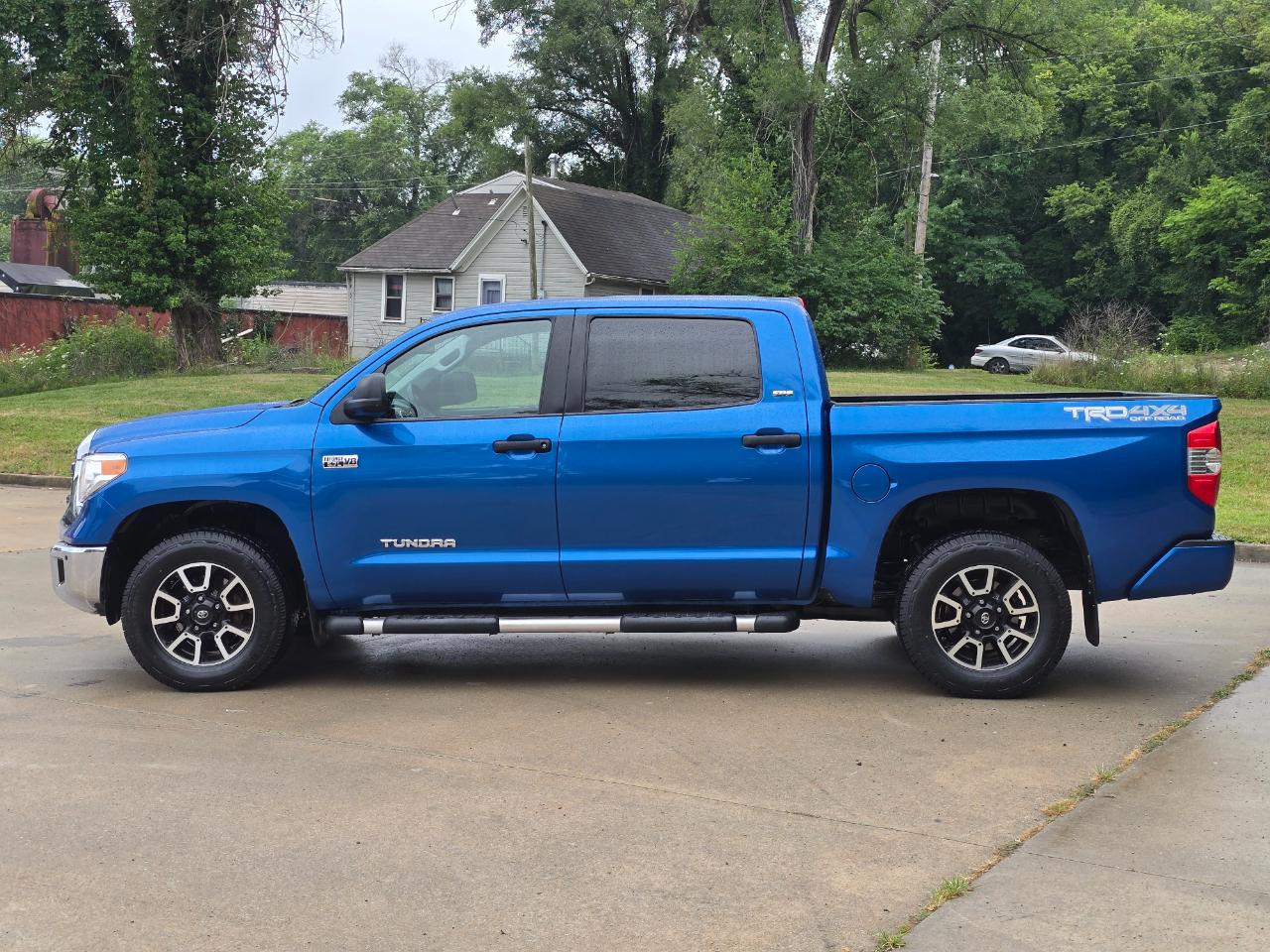 Toyota Tundra SR5 5.7L V8 FFV CrewMax 4WD 2017