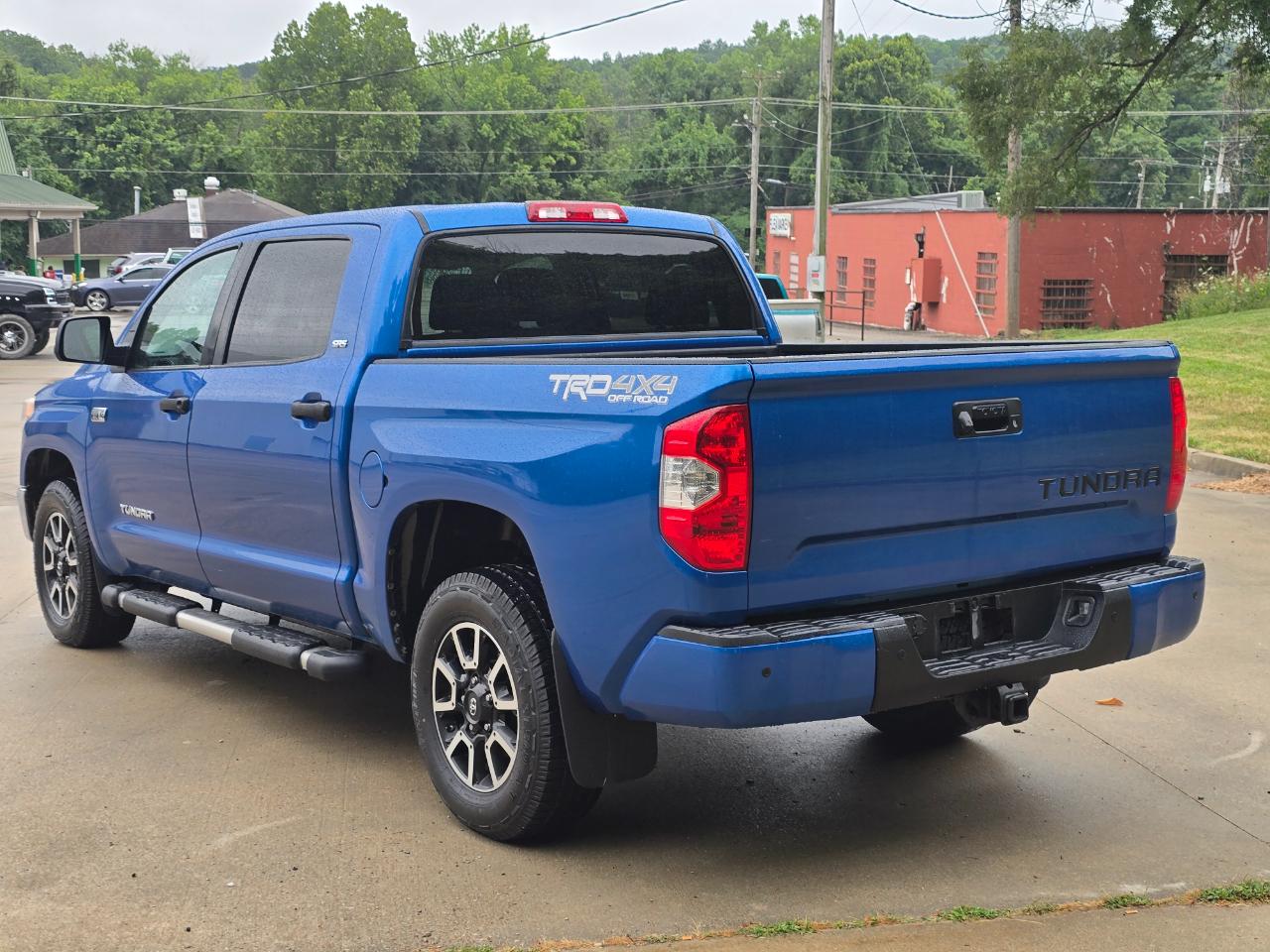Toyota Tundra SR5 5.7L V8 FFV CrewMax 4WD 2017
