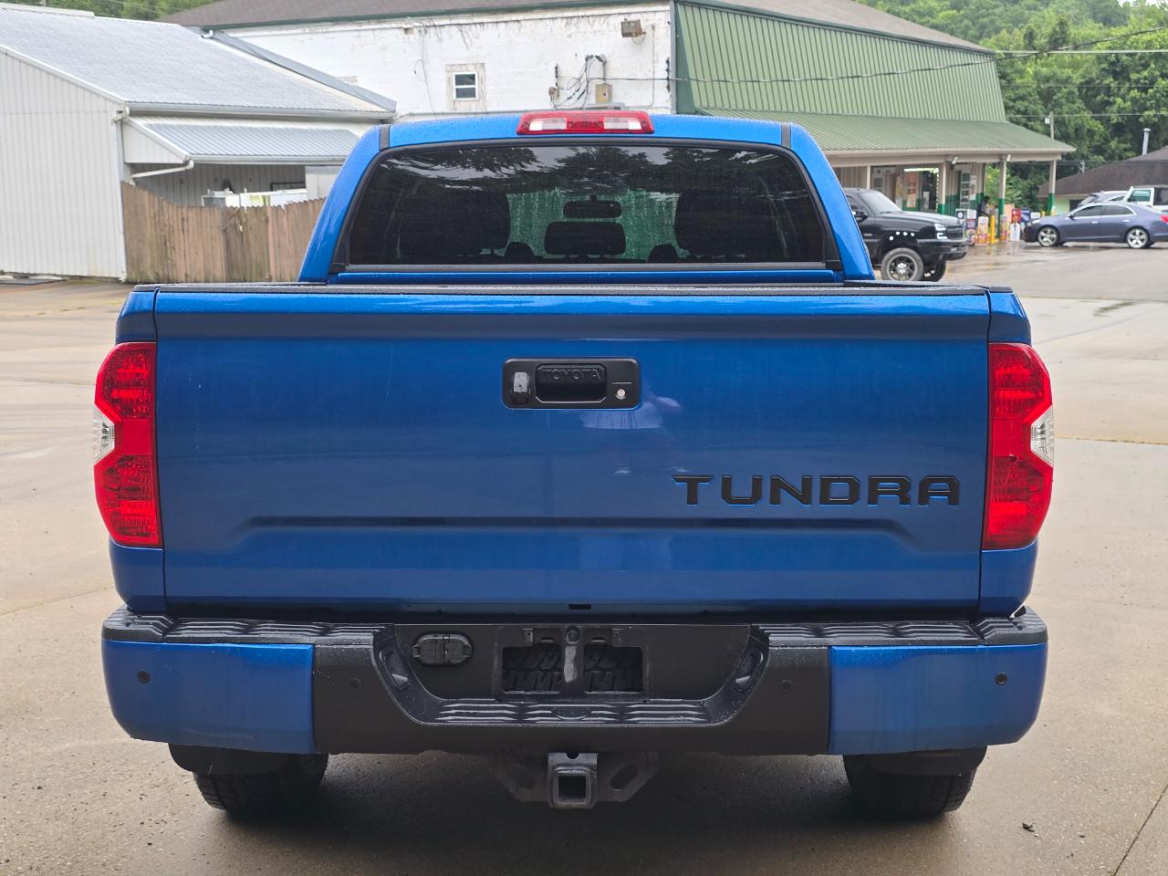 Toyota Tundra SR5 5.7L V8 FFV CrewMax 4WD 2017