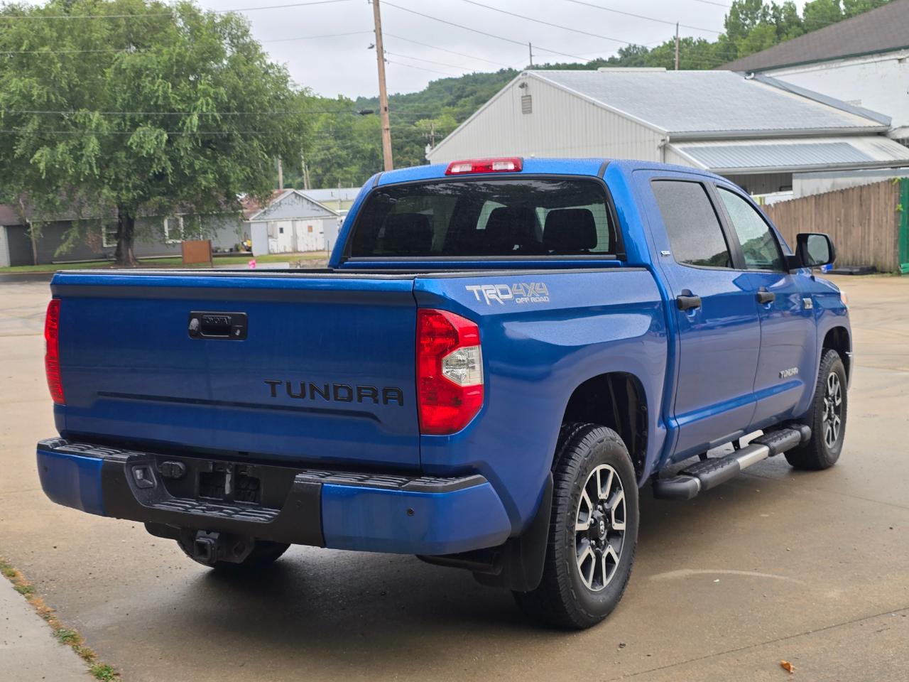 Toyota Tundra SR5 5.7L V8 FFV CrewMax 4WD 2017