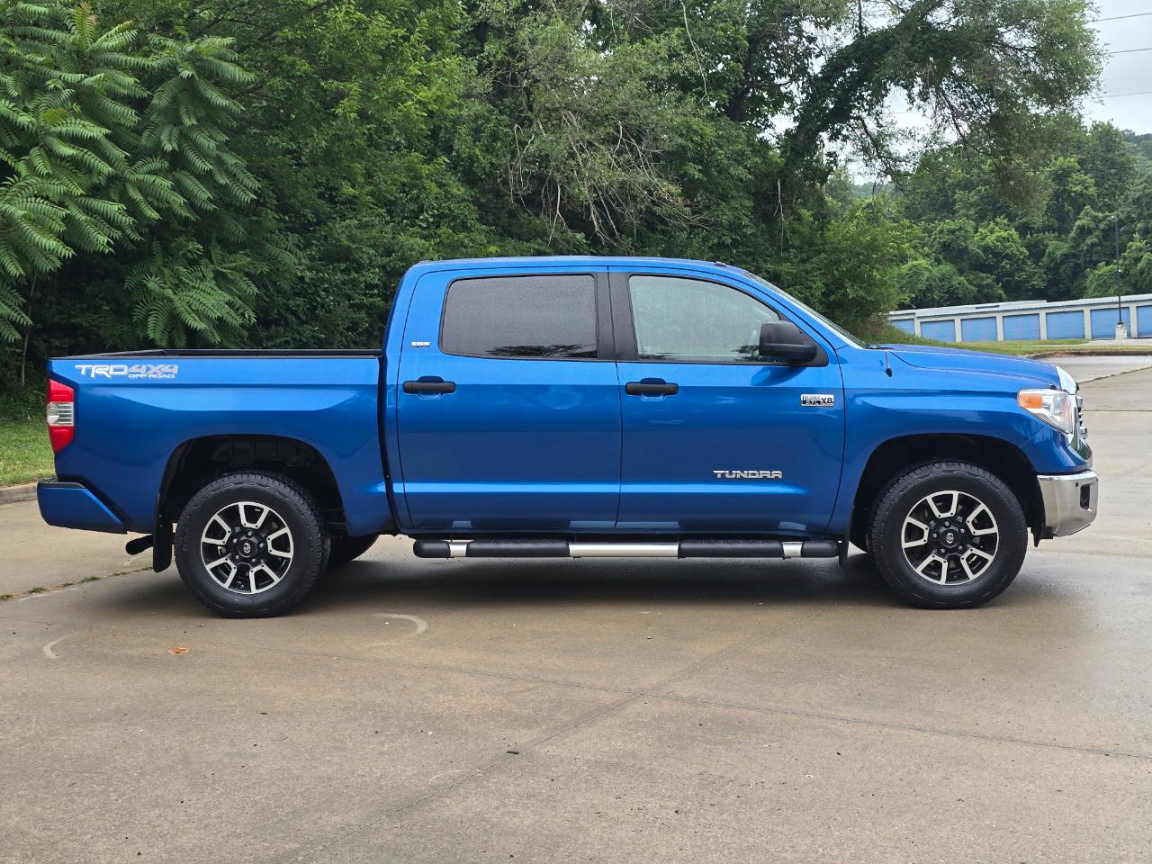 Toyota Tundra SR5 5.7L V8 FFV CrewMax 4WD 2017