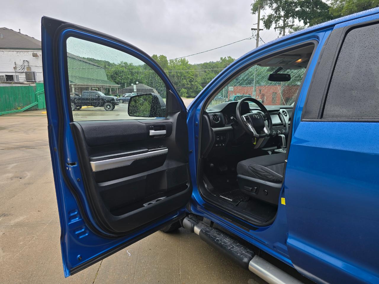 Toyota Tundra SR5 5.7L V8 FFV CrewMax 4WD 2017