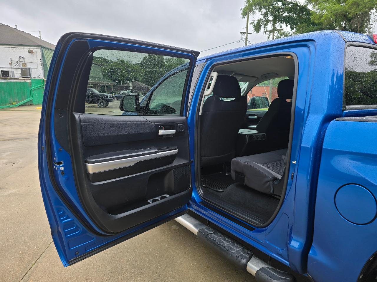 Toyota Tundra SR5 5.7L V8 FFV CrewMax 4WD 2017