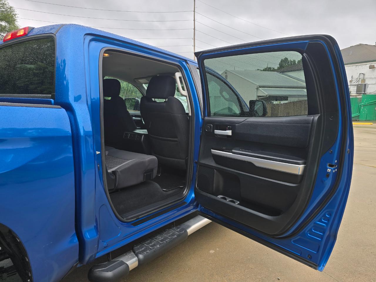 Toyota Tundra SR5 5.7L V8 FFV CrewMax 4WD 2017