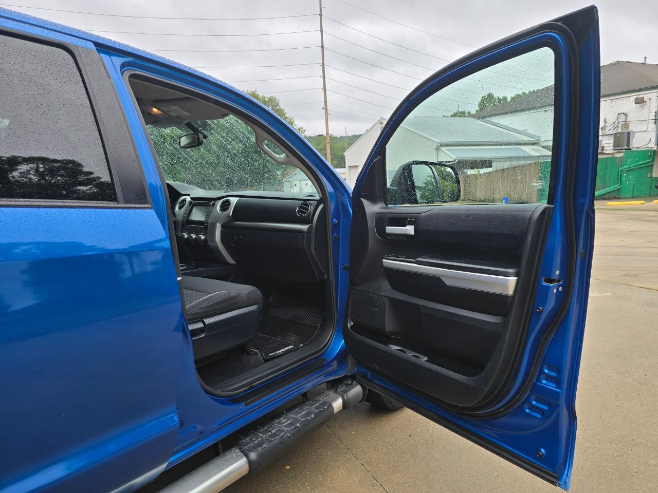 Toyota Tundra SR5 5.7L V8 FFV CrewMax 4WD 2017