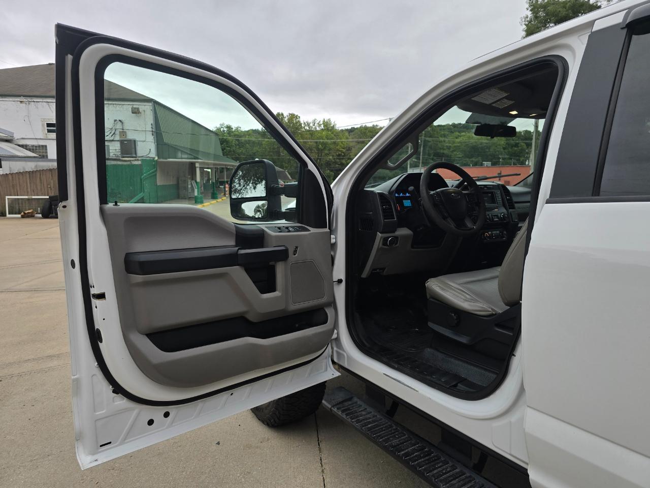 Ford F-250SD photo 9