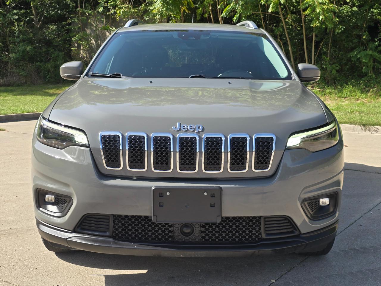Jeep Cherokee photo 2