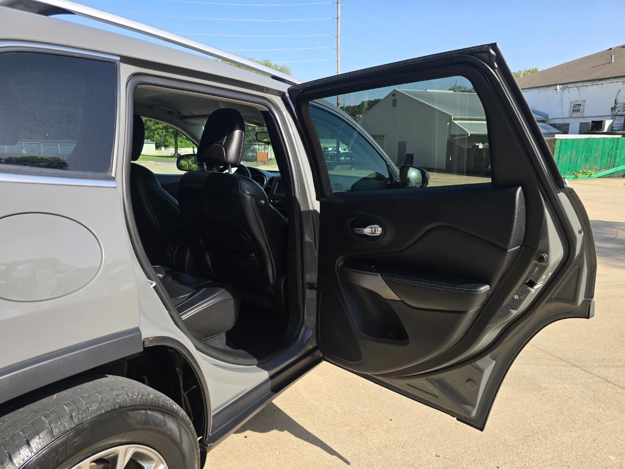 Jeep Cherokee photo 16