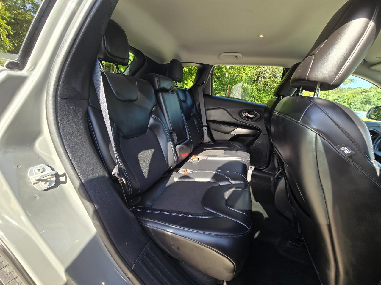Jeep Cherokee photo 17