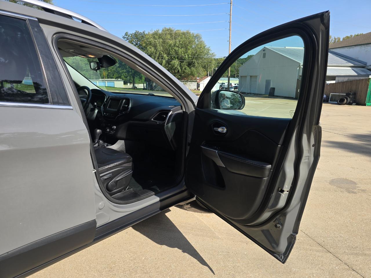 Jeep Cherokee photo 18