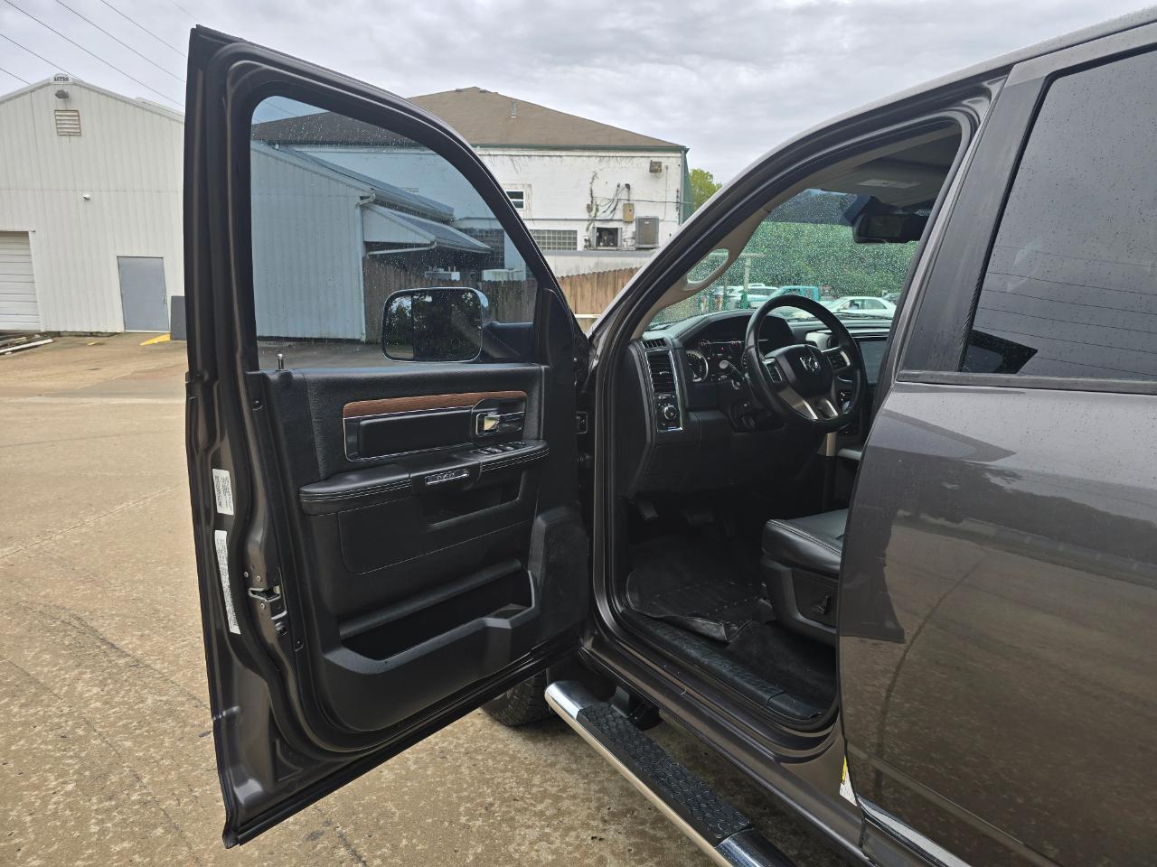 RAM 1500 Laramie Crew Cab SWB 4WD 2014