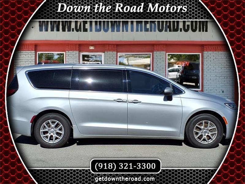 2023 Chrysler Pacifica Touring's photo