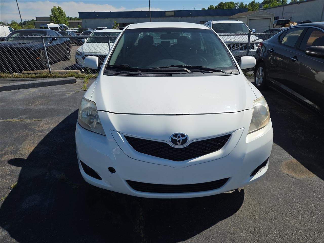 Toyota Yaris Sedan 5-Speed MT 2012