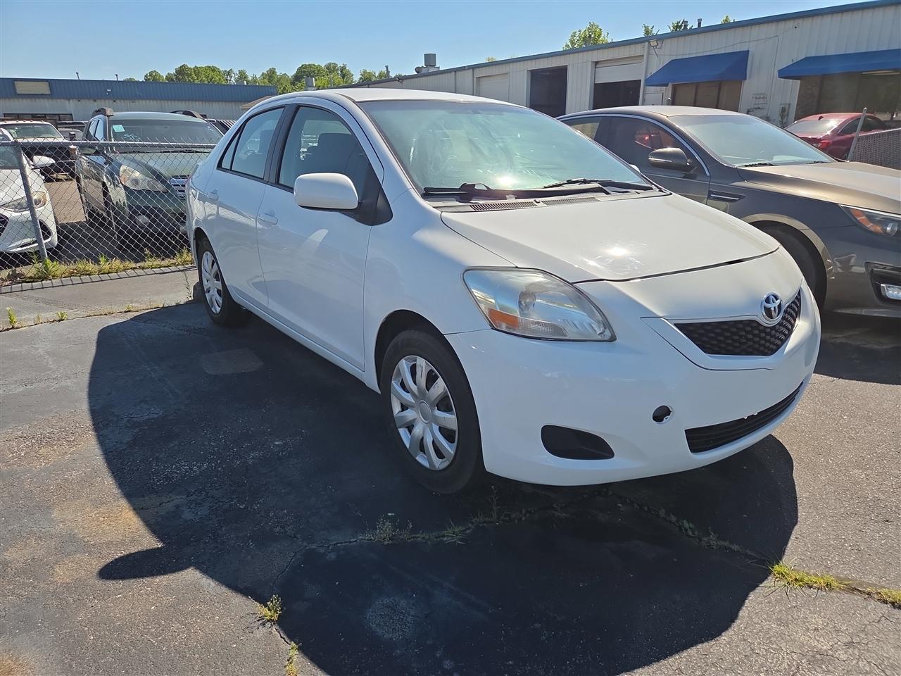 Toyota Yaris Sedan 5-Speed MT 2012