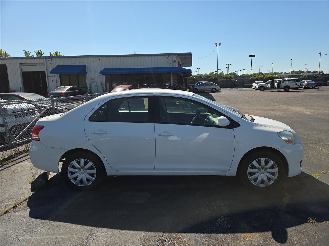 Toyota Yaris Sedan 5-Speed MT 2012
