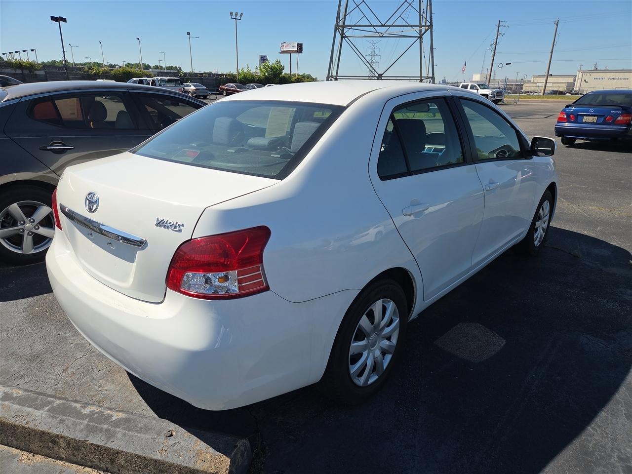 Toyota Yaris Sedan 5-Speed MT 2012