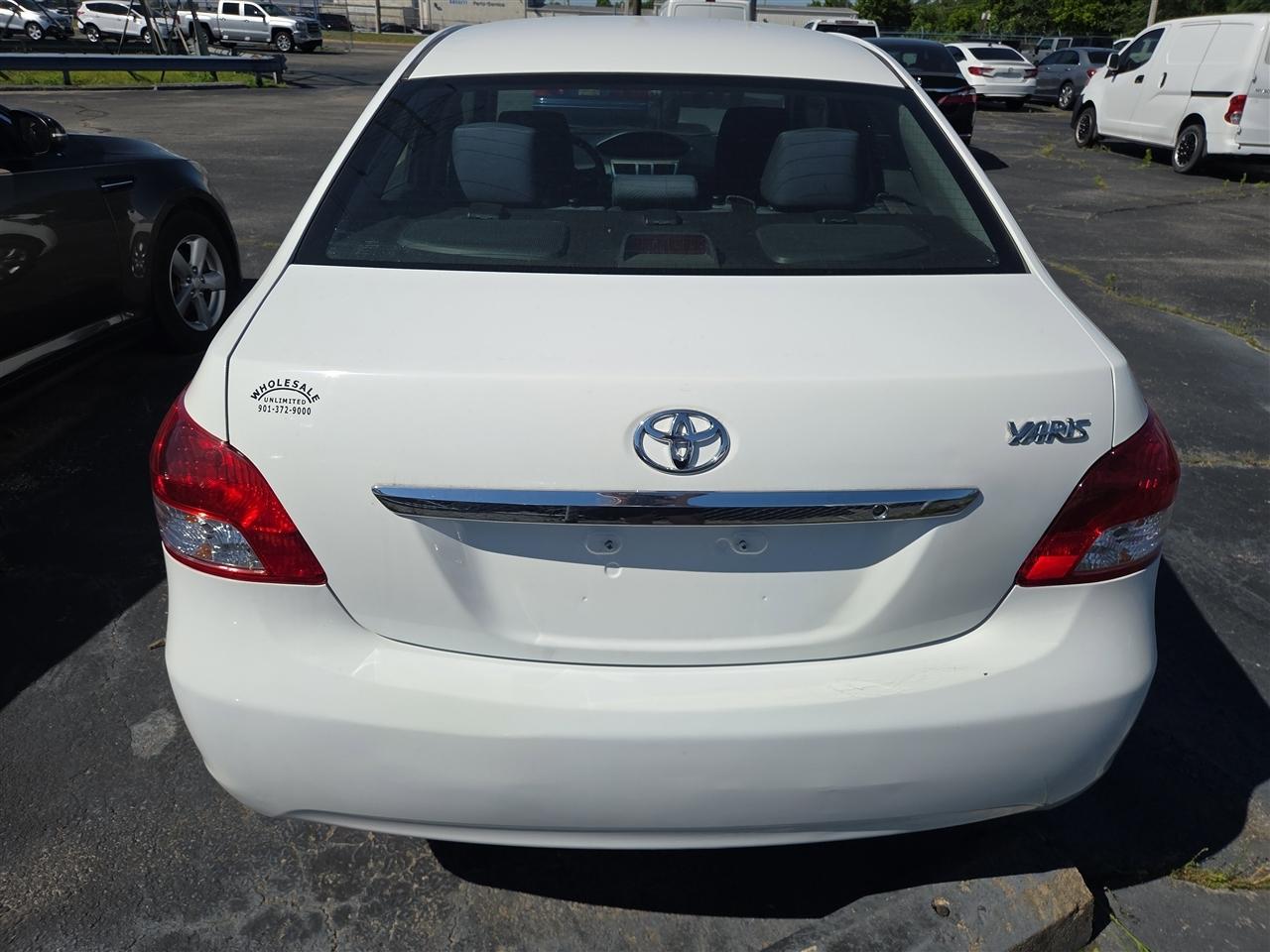 Toyota Yaris Sedan 5-Speed MT 2012