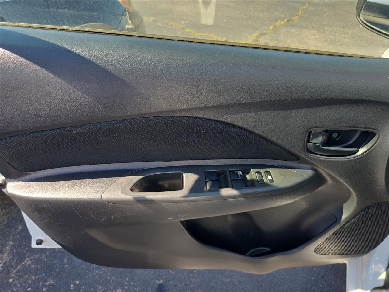 Toyota Yaris Sedan 5-Speed MT 2012