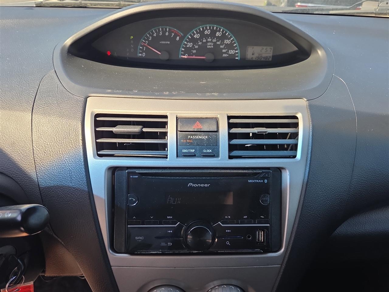 Toyota Yaris Sedan 5-Speed MT 2012