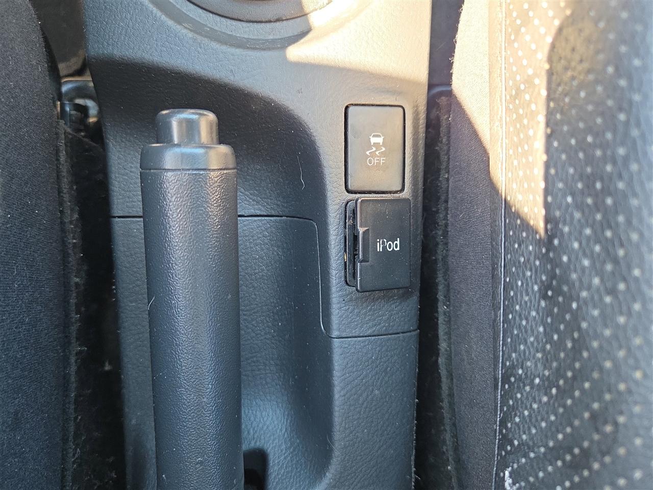 Toyota Yaris Sedan 5-Speed MT 2012