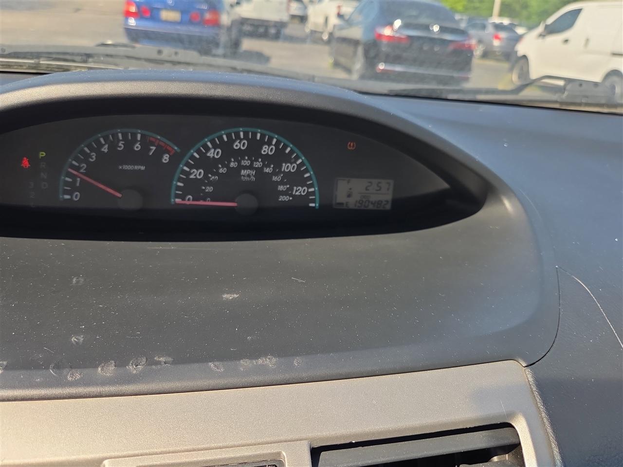 Toyota Yaris Sedan 5-Speed MT 2012