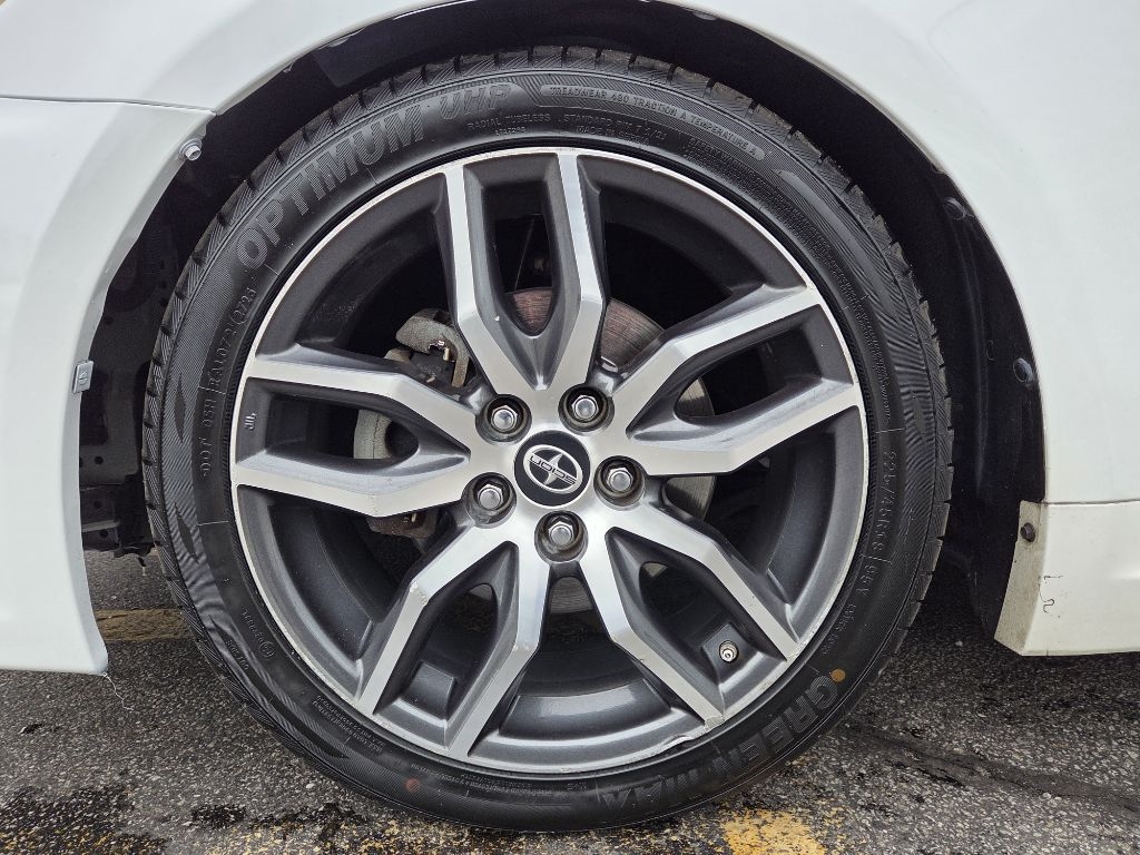 Scion tC Sports Coupe 6-Spd AT 2015