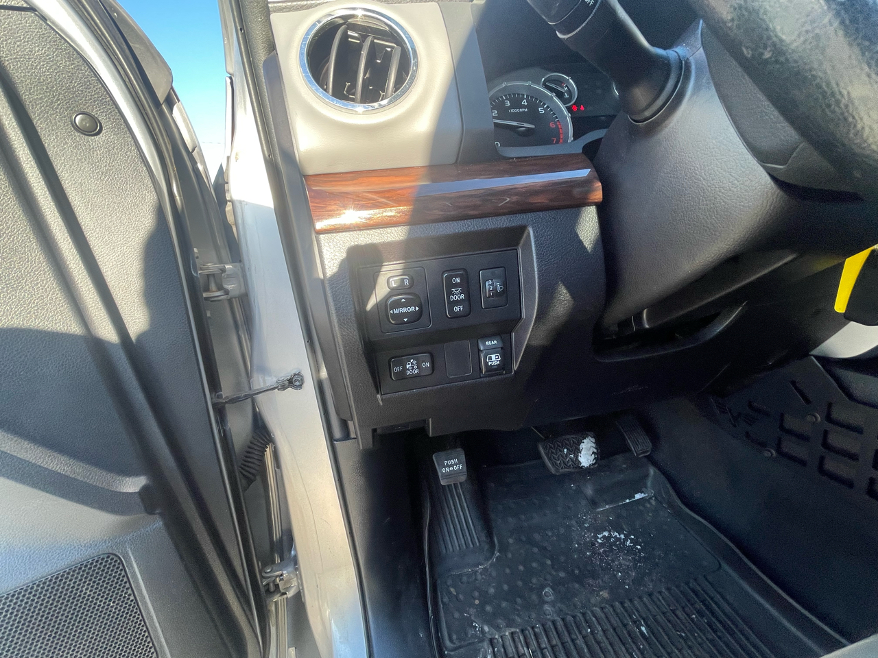 Toyota Tundra Limited 5.7L Double Cab 4WD 2015