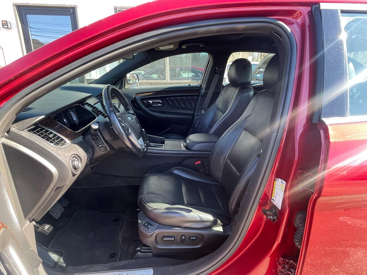 Ford Taurus 4dr Sdn Limited FWD 2015