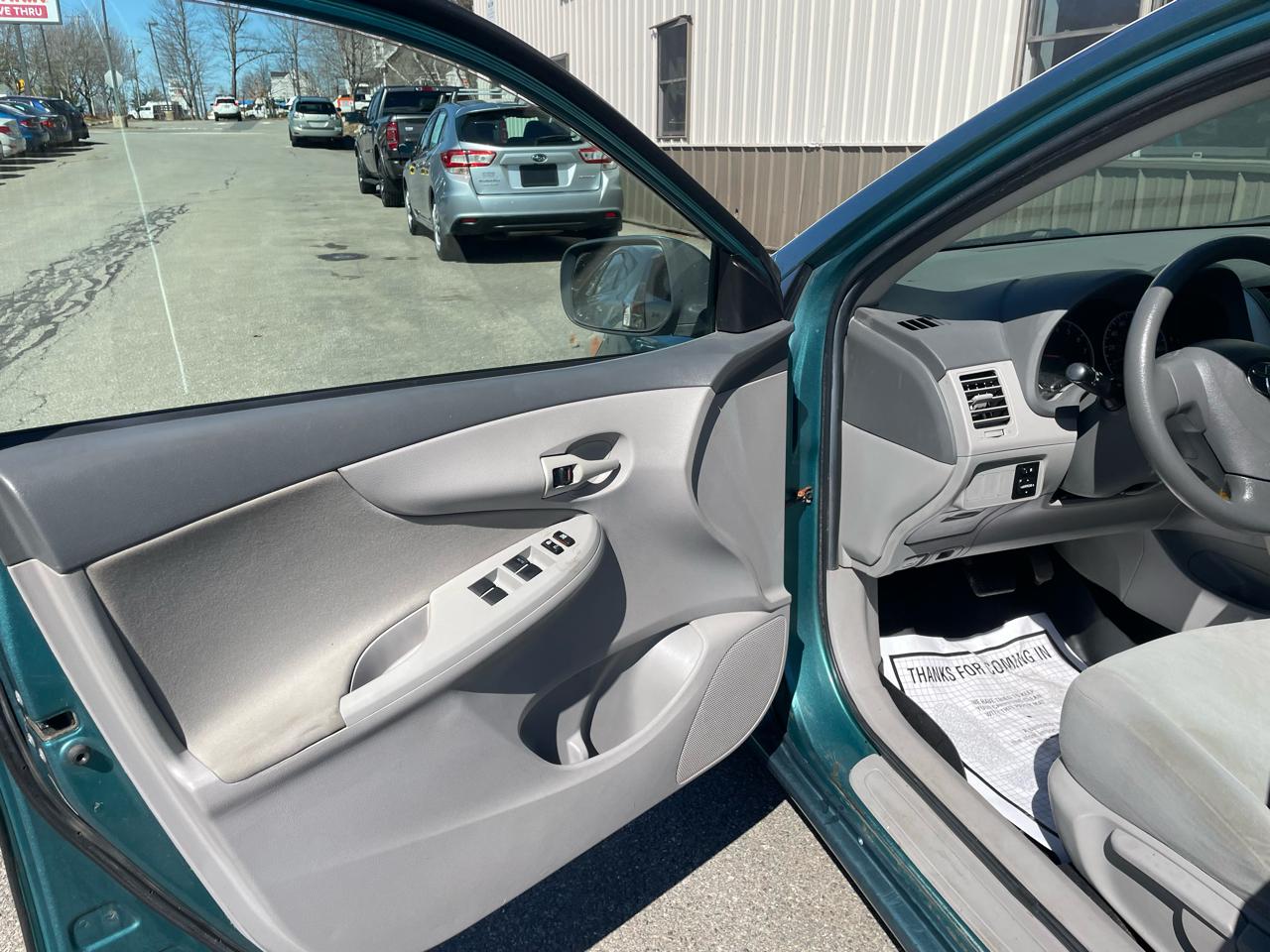 Toyota Corolla 4dr Sdn LE Auto 2009