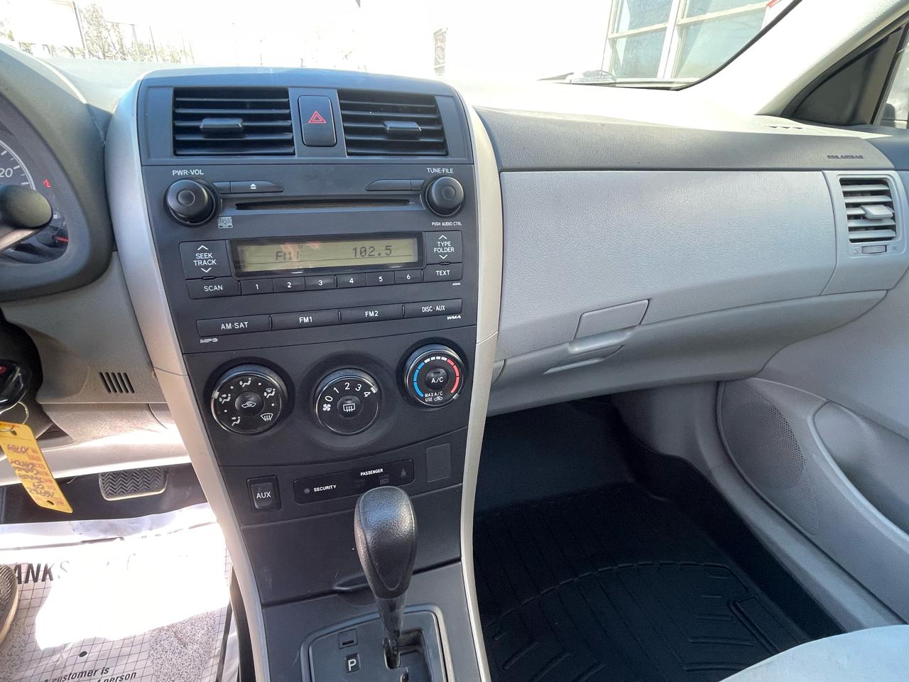 Toyota Corolla 4dr Sdn LE Auto 2009